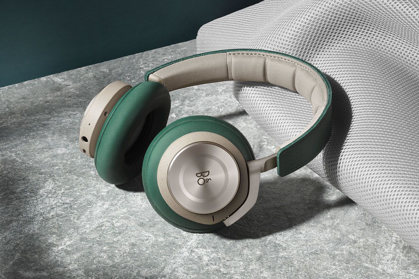 ヘッドフォン「Beoplay H9i」¥59,900(税込)【カラー:パイン】