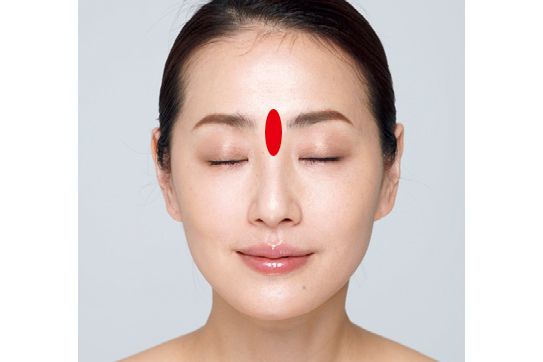 眉間から目頭の間あたりの血管が集まっている場所をほぐす。ほぐす際は物理的に筋肉を動かすのがポイントに。クマやくすみだけでなく、疲れ目解消にも。