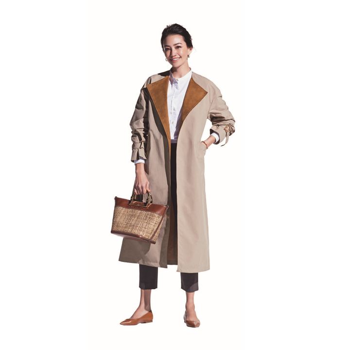 コート(マッキントッシュ青山店〈マッキントッシュ〉)、シャツ(トレメッツォ〈バグッタ〉)、パンツ(Theory)、ピアス・バングル(TASAKI)、バッグ(エリオポール代官山〈ザンケッティ〉)、靴(アマン〈ペリーコ〉) 撮影/生田昌士(hannnah) BY:『Precious3月号』小学館、2020年