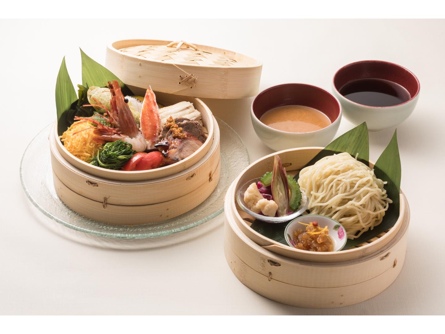 胡麻だれと醤油だれ、2種類のつけだれが楽しめる。宝龍冷麺¥2,800(税・サービス料別)