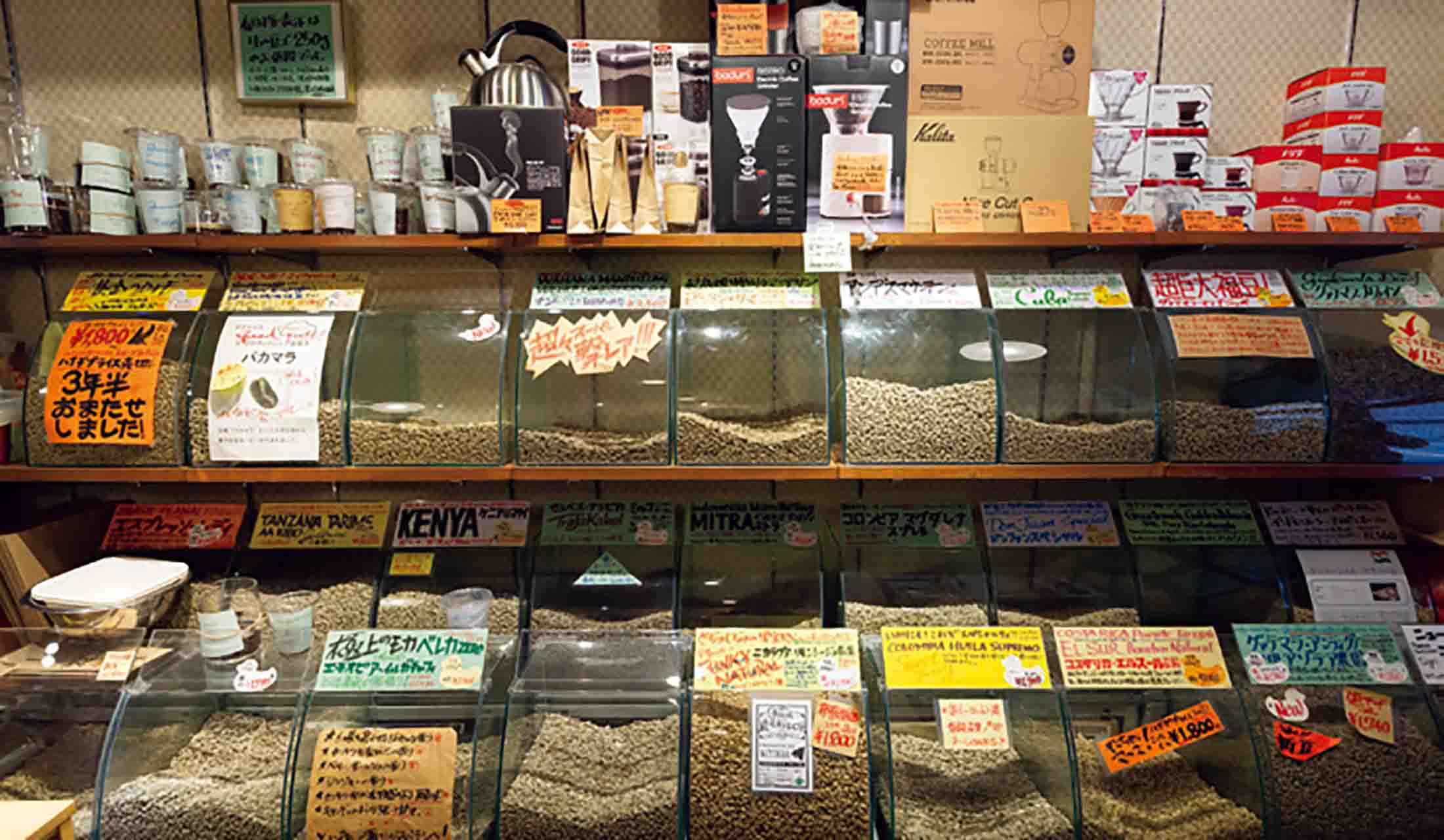 ストックは約60種。店頭には27種+αで約30種の生豆を展示。