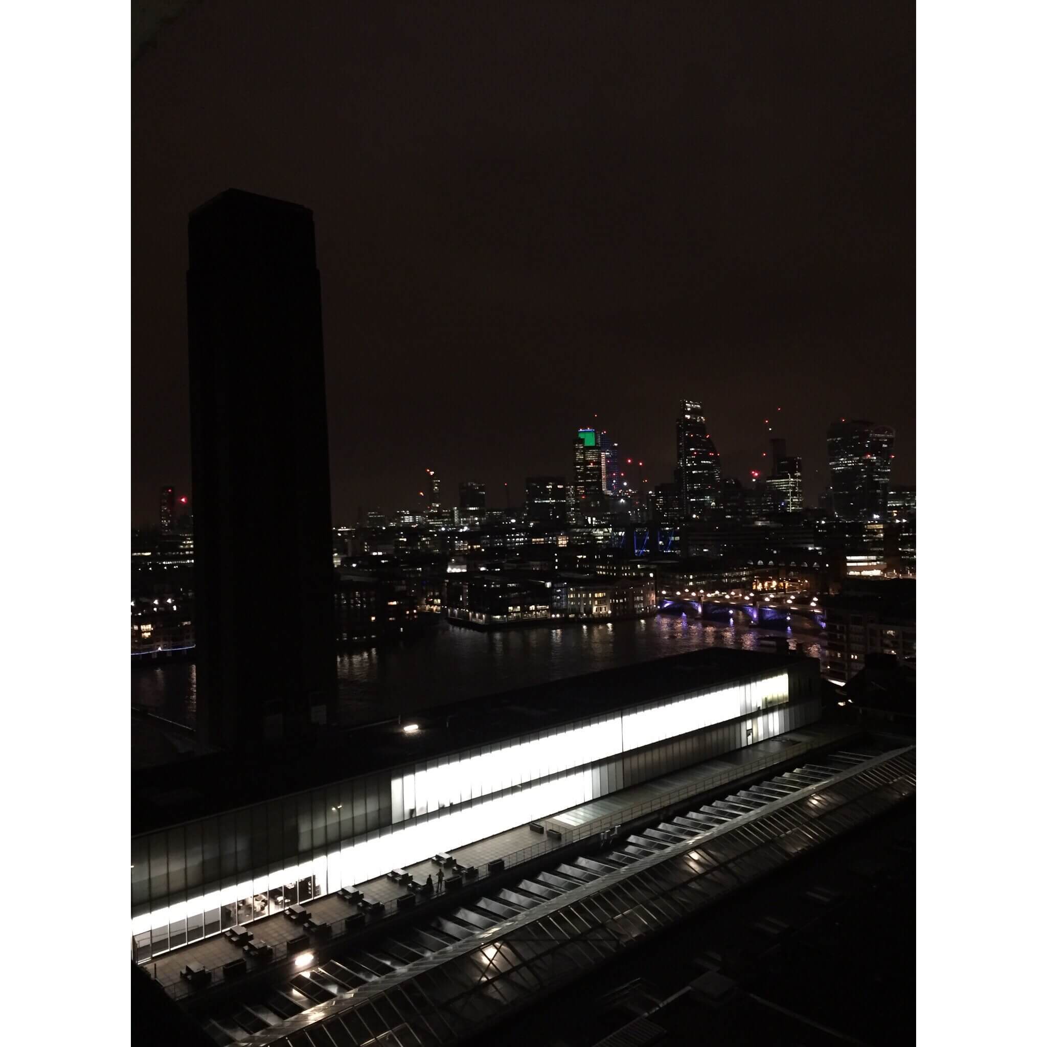 同じシティの方角・・・夜の帳が降りると、こんな感じに。下に光っている部分が、テート・モダンのメイン展示室がある「ボイラーハウス」