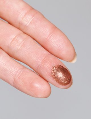 片目で使用する量はこれくらい。中指でクルクルッとなでて、色がつく量を目安に。