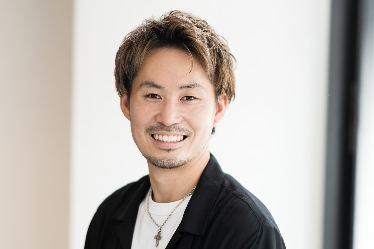 Velvet on the Beach店長・NOBさん。オフの日は必ずフットサル。「チームでプレーすることもありますが、個人で参加することも。出会いが広がり、チーム以外で30人くらいと繋がっています」