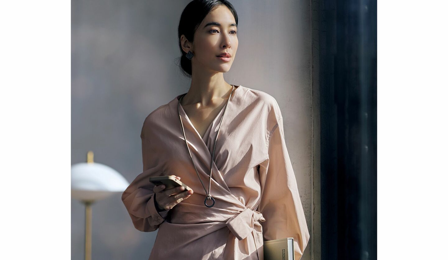 ブルネロ クチネリのブラウスを着用したモデルの立野リカさん