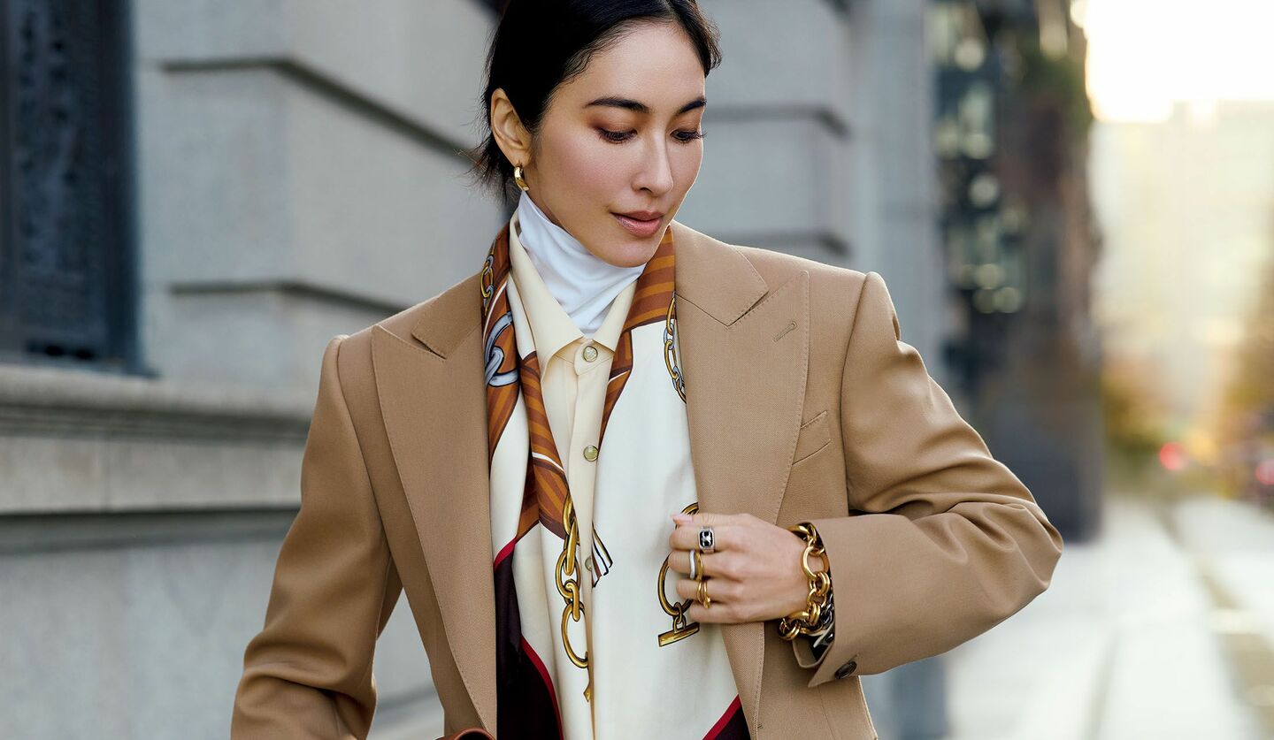 「セリーヌ」のベージュのジャケットとスカーフを着用したモデル