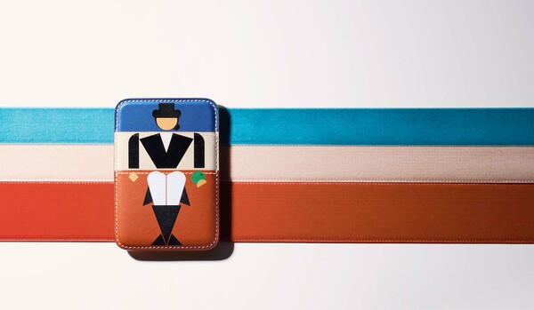 エルメスのカードケース『エマン』をスマートフォンの背面に装着して、日常にエスプリを！