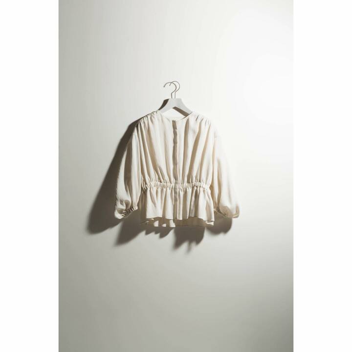 フロントを開けて着こなせば、軽い羽織りとしても活躍しそう。[1月上旬発売予定]￥32,000（ebure）