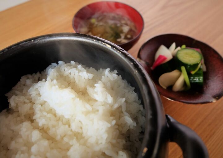 魚との相性抜群の土鍋で炊いた銀シャリ