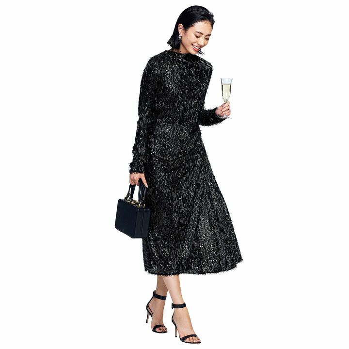 「アーデム」のリトルブラックドレスを着用したモデルの土屋巴瑞季さん