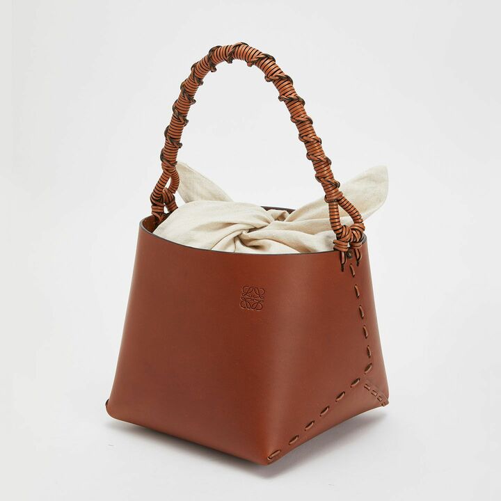 バッグ「スクエア バケット」【縦20.5×横21×マチ21cm】¥141,000(税抜)