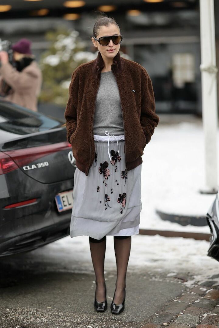 抜け感漂うフリースブルゾンに、Iラインスカートを添えてバランスアップ。