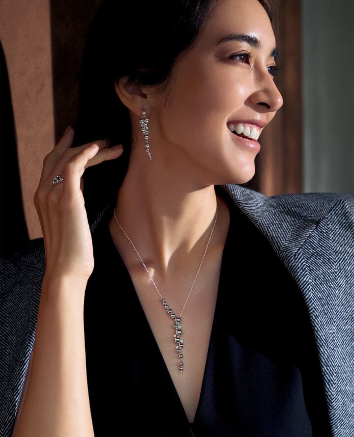 「ジョージ ジェンセン」のジュエリーを着用したモデルの立野リカさん