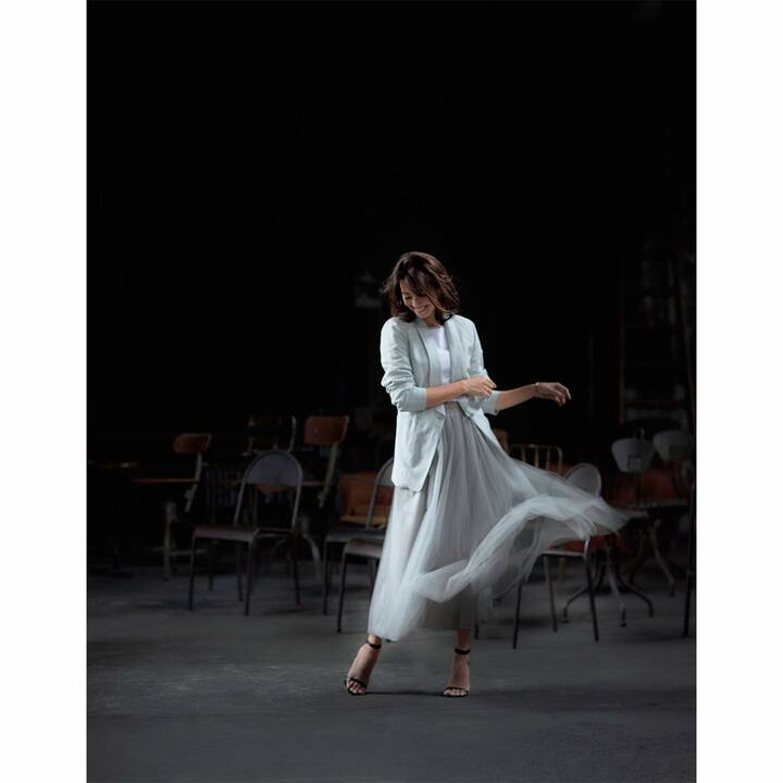 チュールスカートにミントカラーのジャケットと白のカットソーを合わせて、透明感のあるスモーキーグラデーションを演出。身のこなしとともに軽やかに躍動するシルエットが、大人の女性らしい気負いない気品といきいきとした精神性を感じさせます。スカート￥109,000・ジャケット￥160,000・カットソー￥41,000（アオイ〈ファビアナフィリッピ〉）、バングル［イエローゴールド］￥130,000・［ピンクゴールド］￥123,000（ウノアエレジャパン〈ウノアエレ〉）、靴￥36,000（Theory）