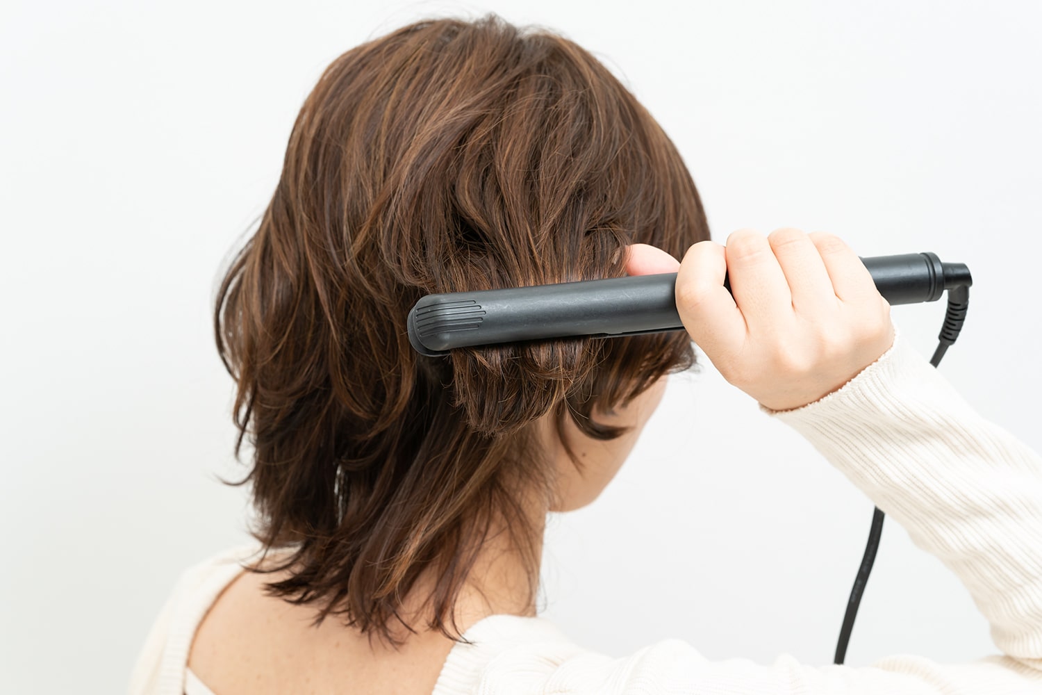 3と同じように耳後ろの毛束も持ち上げながら巻く。逆サイドも同様に巻いて。