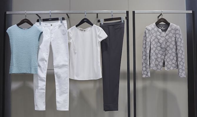 右から ジャケット ¥110,000、パンツ ¥64,000、ブラウス ¥48,000、ホワイトパンツ ¥27,000、ニット ¥58,000