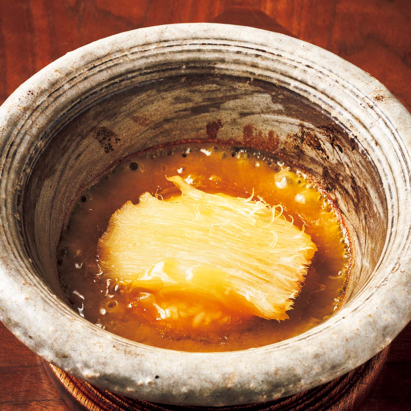 シグネチャーコースよりフカヒレ土鍋煮込みご飯。鶏、鴨、フォアグラの金湯スープで煮込む贅沢さ。