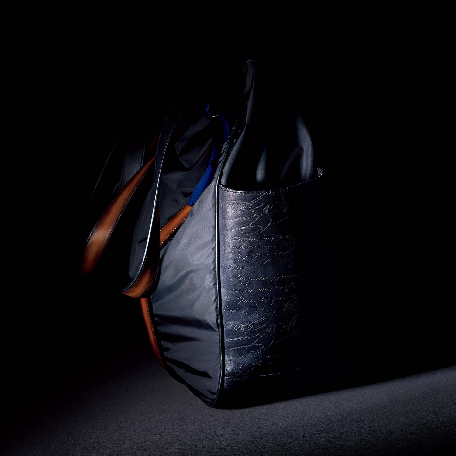 本体にナイロンを使い、パティーヌを施したストラップや、側面と底面にはスクリットを刻んだベネチアレザーを融合させた、軽快かつラグジュアリーな『チルアウト』。バッグの中身を覆い隠す、フラップ式のポケットなど、気の利いた仕様が満載だ。サイズ/縦36×横35×幅15cm。¥223,000(ベルルッティ・インフォメーション・デスク)