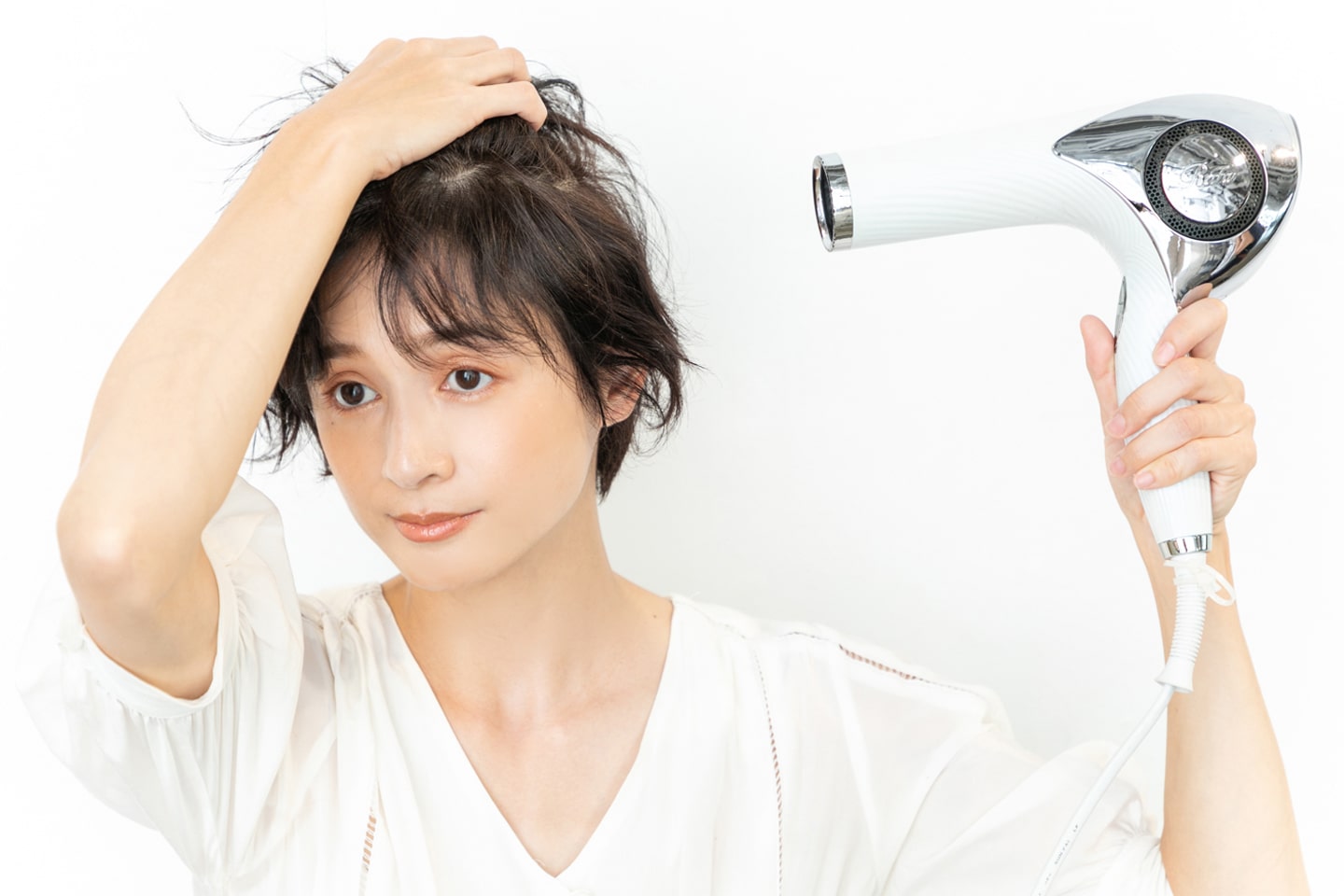 ドライヤーを髪の根本に当てながら、手ぐしで起こしてふんわりさせる。