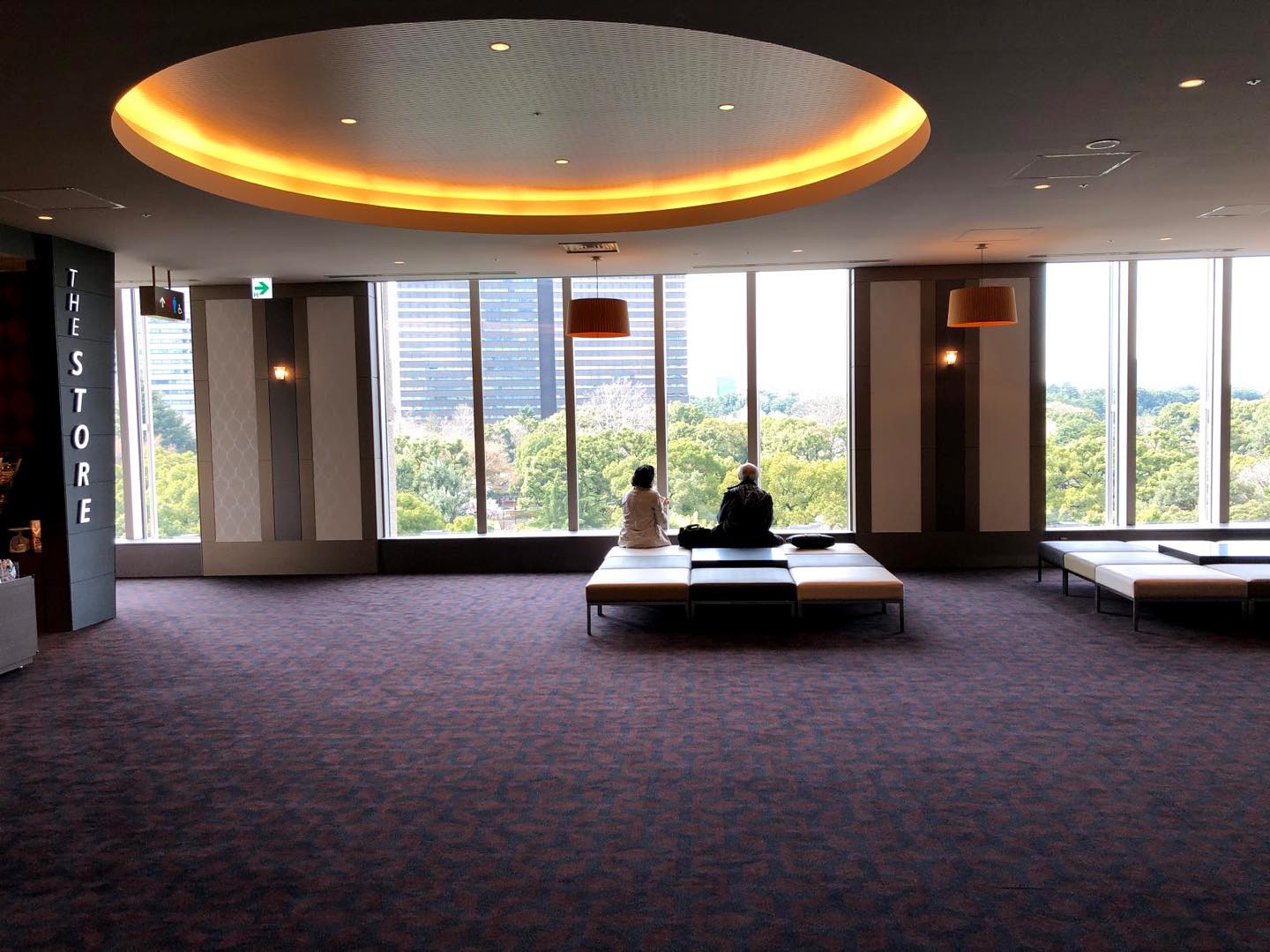 映画館のホールは広々。待ち合わせなどでもゆったり過ごすことができる