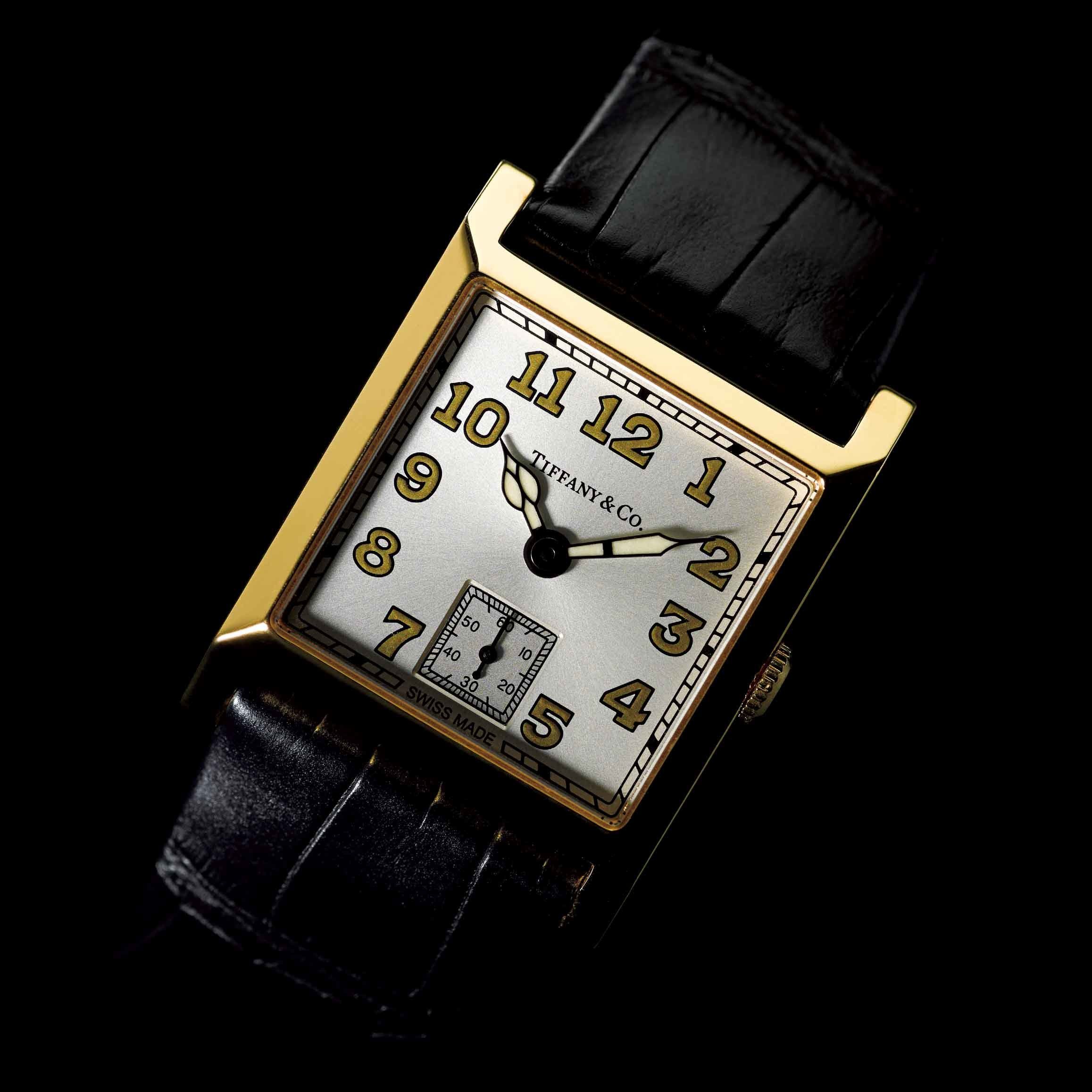 1920年代に製造されていたアーカイブの、ケースフォルムやサイズを忠実に再現。大型の時計が横溢する今、27㎜というクラシカルなサイズ感がかえって新鮮だ。ケースの形に合わせて開発した正方形の手巻きムーブメントの美しい仕上げを、スケルトンバックから愛でられるのもうれしい。『ティファニー スクエア』●手巻き ●イエローゴールドケース×アリゲーターストラップ ●ケースサイズ/縦35.8×横27㎜ ¥2,150,000(ティファニー・アンド・カンパニー・ジャパン・インク)