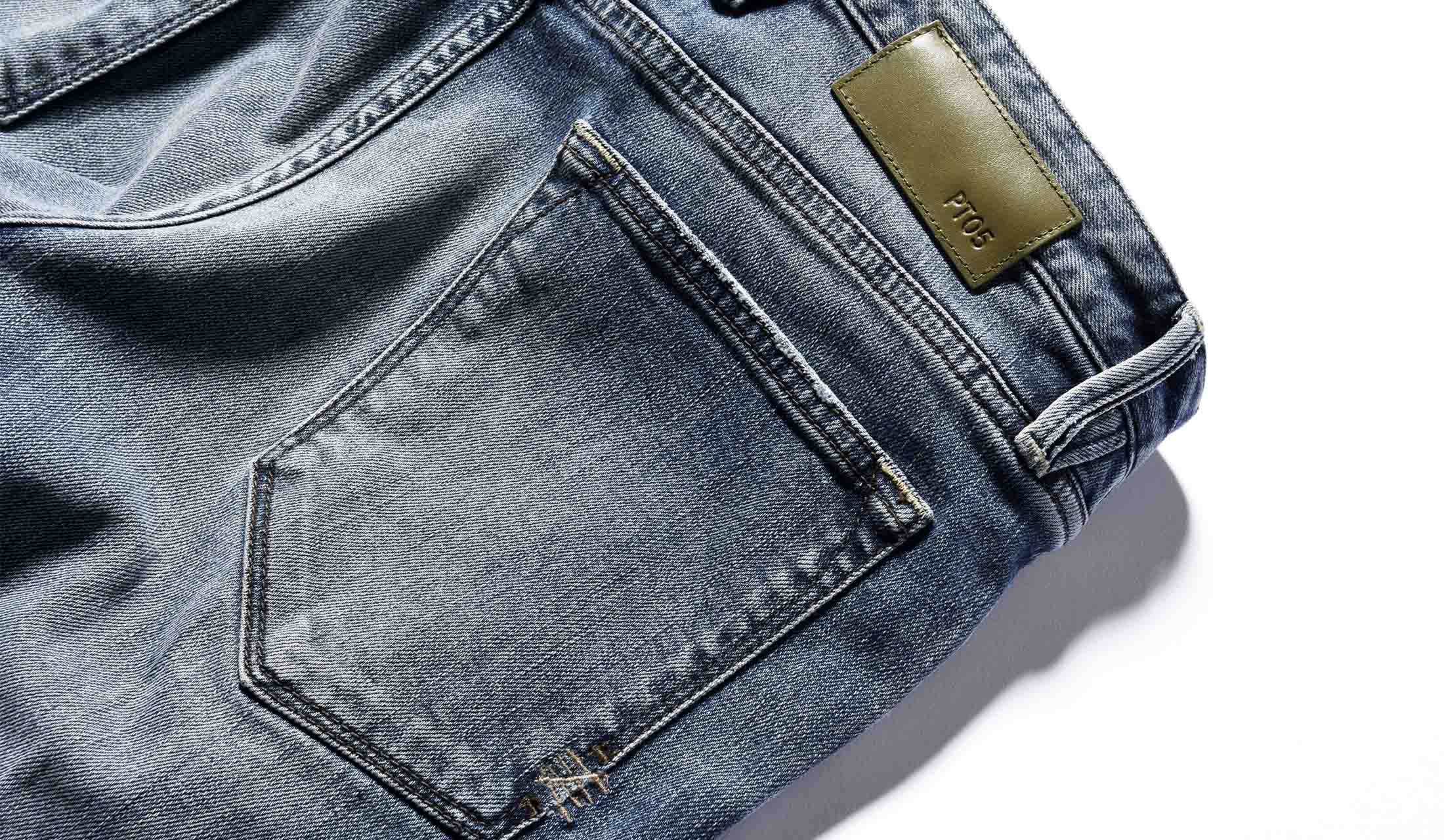 バックのレザーパッチも小ぶりで控えめ。ヒップポケットの右下には、「PT05」のブランドロゴがさりげなく刺繍されている。