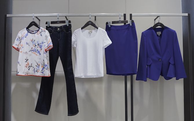 右から ジャケット ¥110,000、スカート ¥48,000、カットソー ¥28,000、 デニムパンツ ¥25,000、フラワー柄トップス ¥50,000