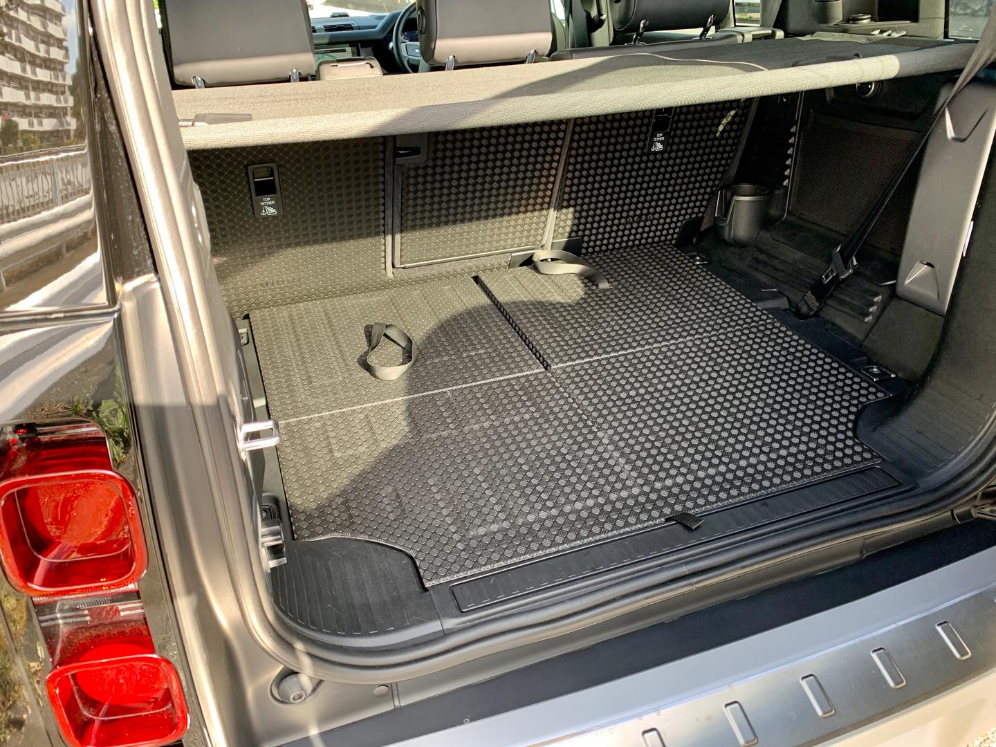 荷室の床には滑り止め処理が施され、ラフに荷物を積めます。リアシートの背もたれをたたむと、大人が寝られるほどの奥行きになります。