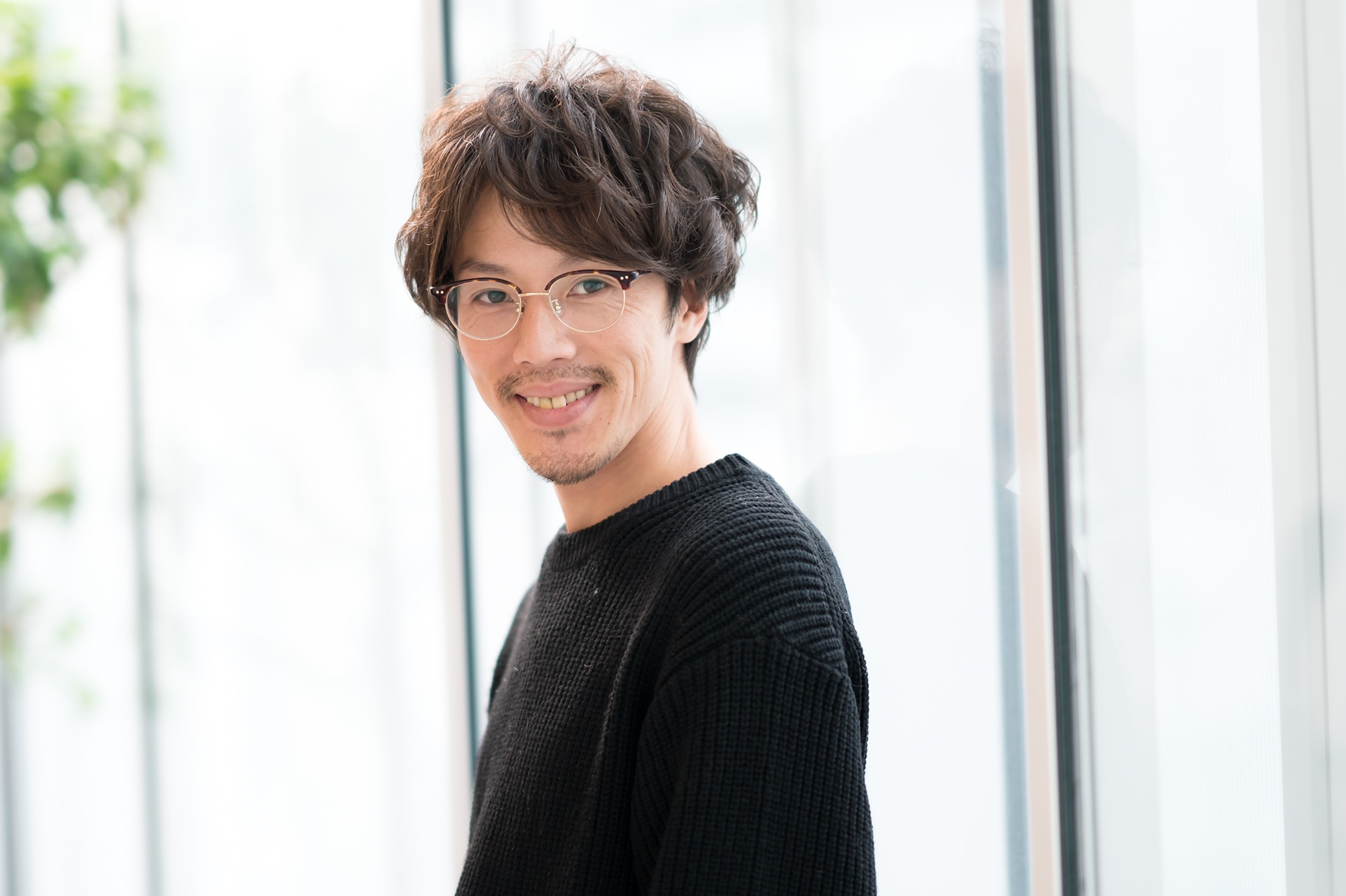 ZACC raffine 副店長・湯浅星悟さん。最近、100メートル離れた家に引っ越しをしたとか。「出窓が決め手で選びました。趣味の釣り道具をずら~っと並べて置けるのがうれしいですね」