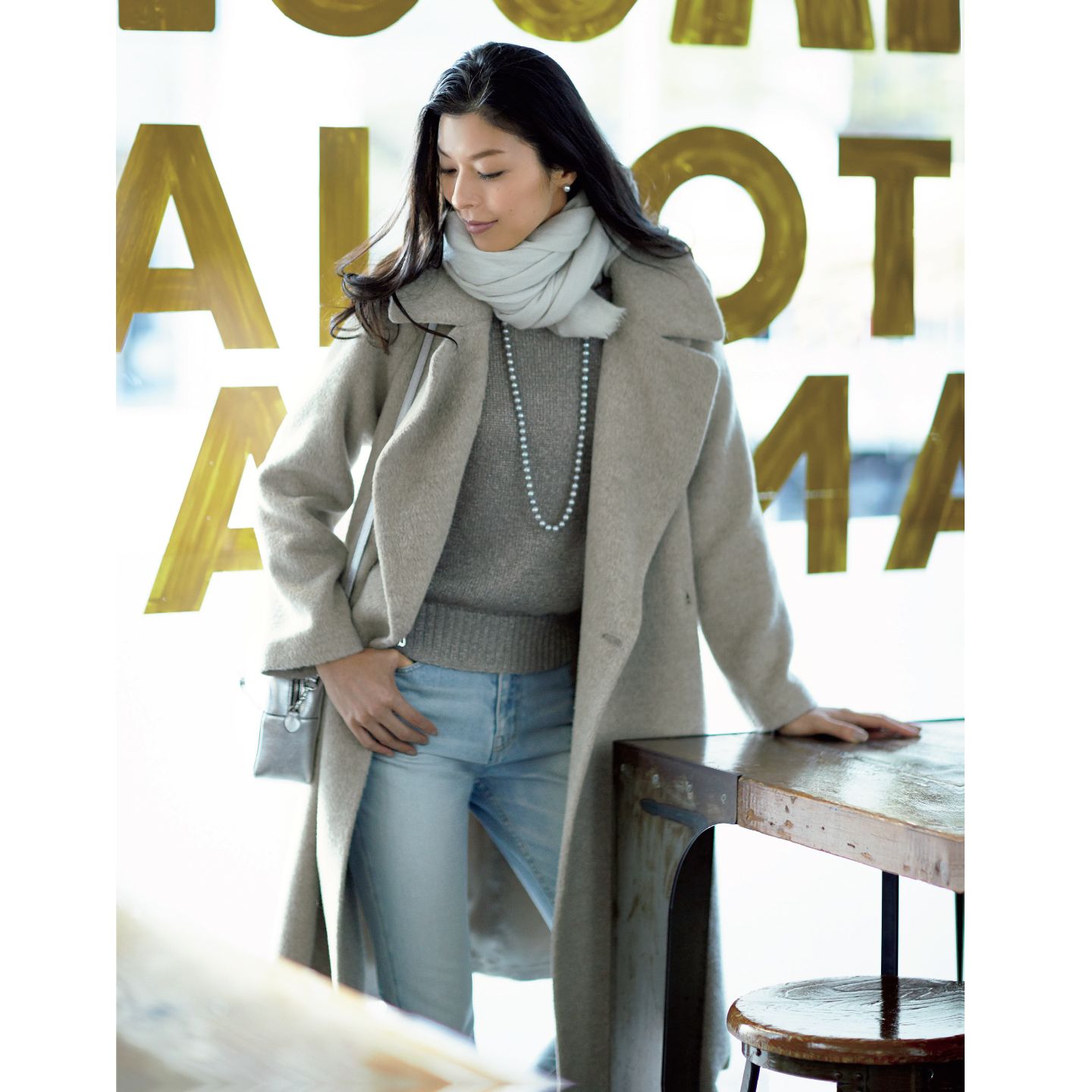 ニット¥44,000(yoshie inaba)、コート¥86,000(wb)、デニム¥19,800(showroom SESSION〈サージ〉)、ストール¥27,500(サーキュレーション〈ミーアンドカシミヤ〉)、ピアス¥16,000・ネックレス¥90,000(チェルキ〈ミッレ〉)、バッグ¥132,000(J&M デヴィッドソン 青山店)