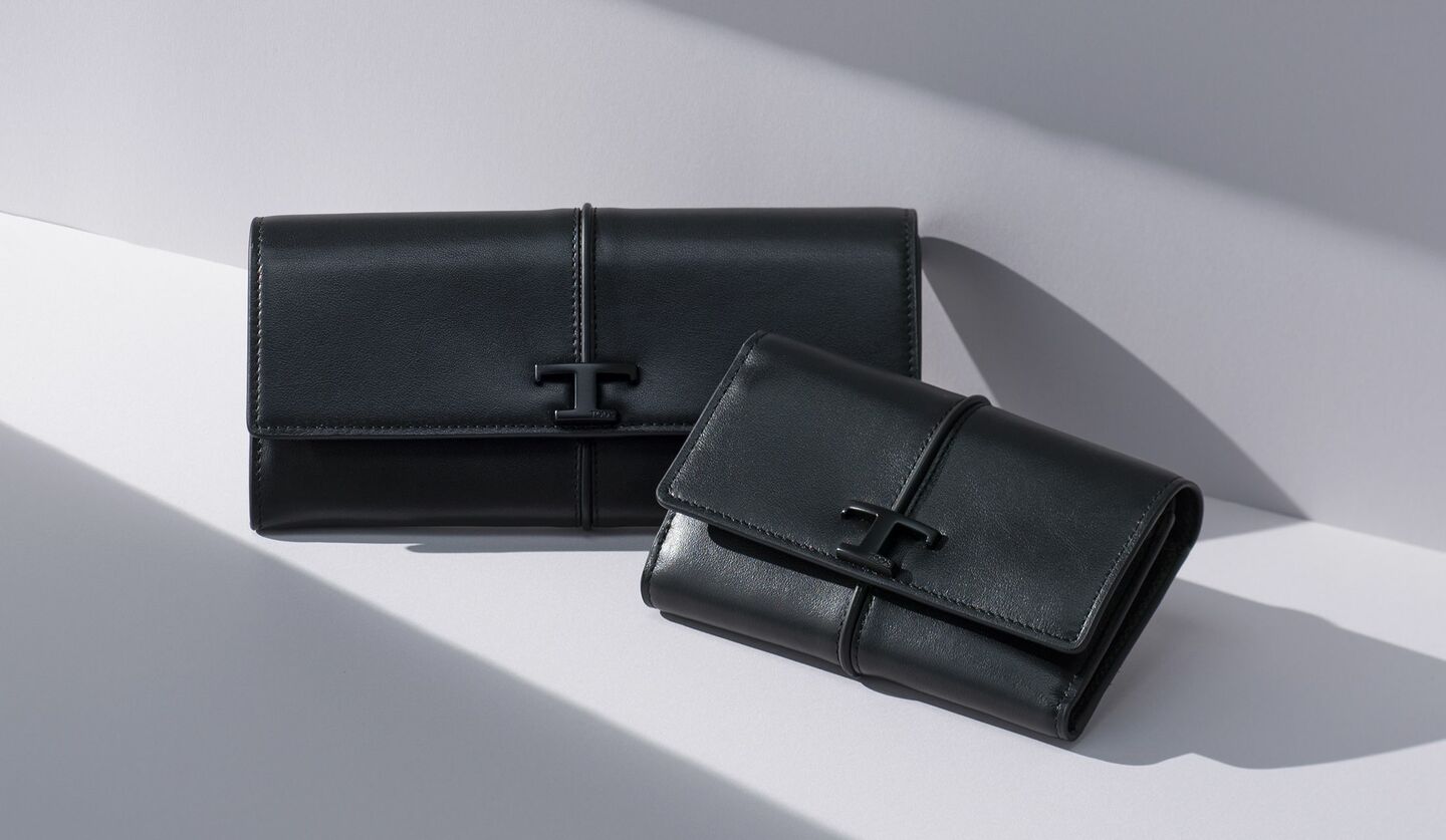 「トッズ」の『T タイムレス』シリーズから誕生した新色の三つ折り財布と長財布。