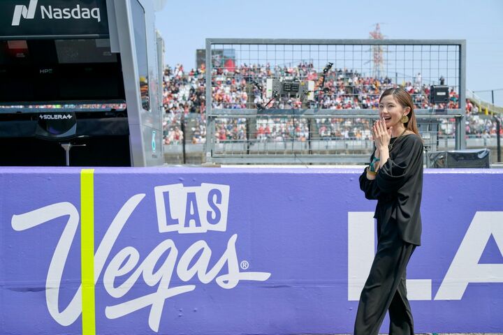 レース前にはコースと並行するピットレーンを歩けるプログラムも。賑やかなピットの様子に朝比奈さんも自然と笑みがこぼれる。