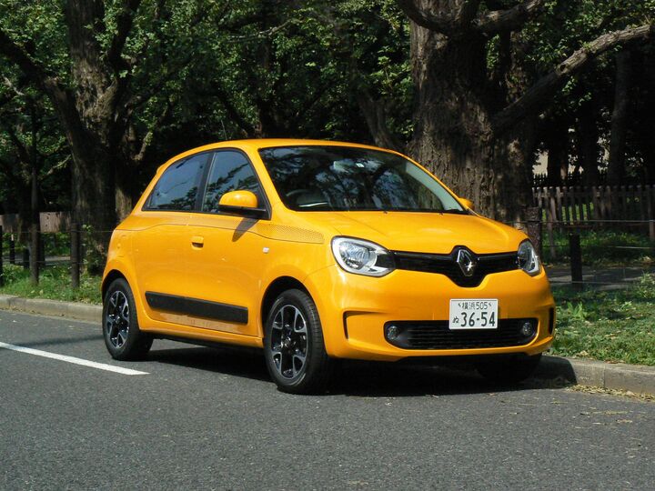 丸っこくてかわいいデザインは男性にも合う。そこが国産軽自動車とは違うところ。