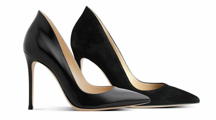 かかと部分の独特なバックスタイルが印象的なのは、定番の「Gianvito」をモードに進化させた「Ellipsis」。パンプス「Ellipsis」(10.5㎝)¥92,000