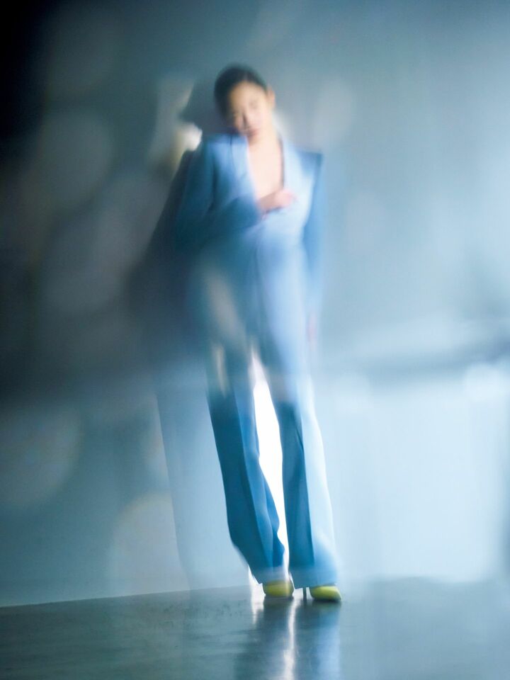 トム フォードのテーラードスーツを纏った大政 絢さん