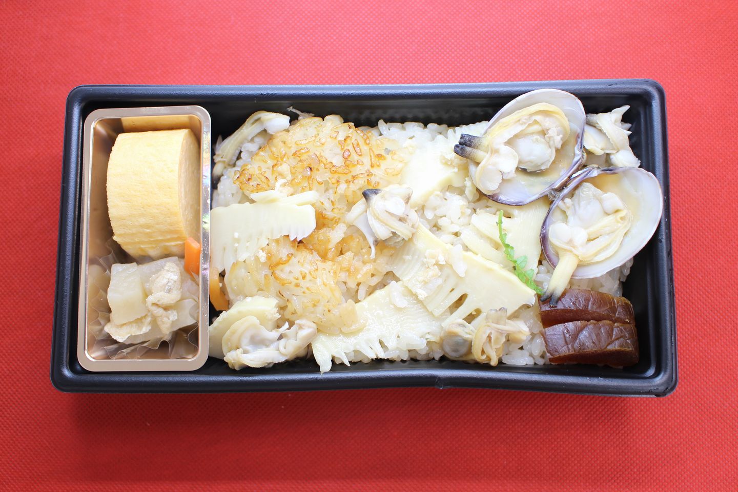 土鍋の炊込みごはん ¥1,080(税込)「旬菜三山」GINZA SIX B2F