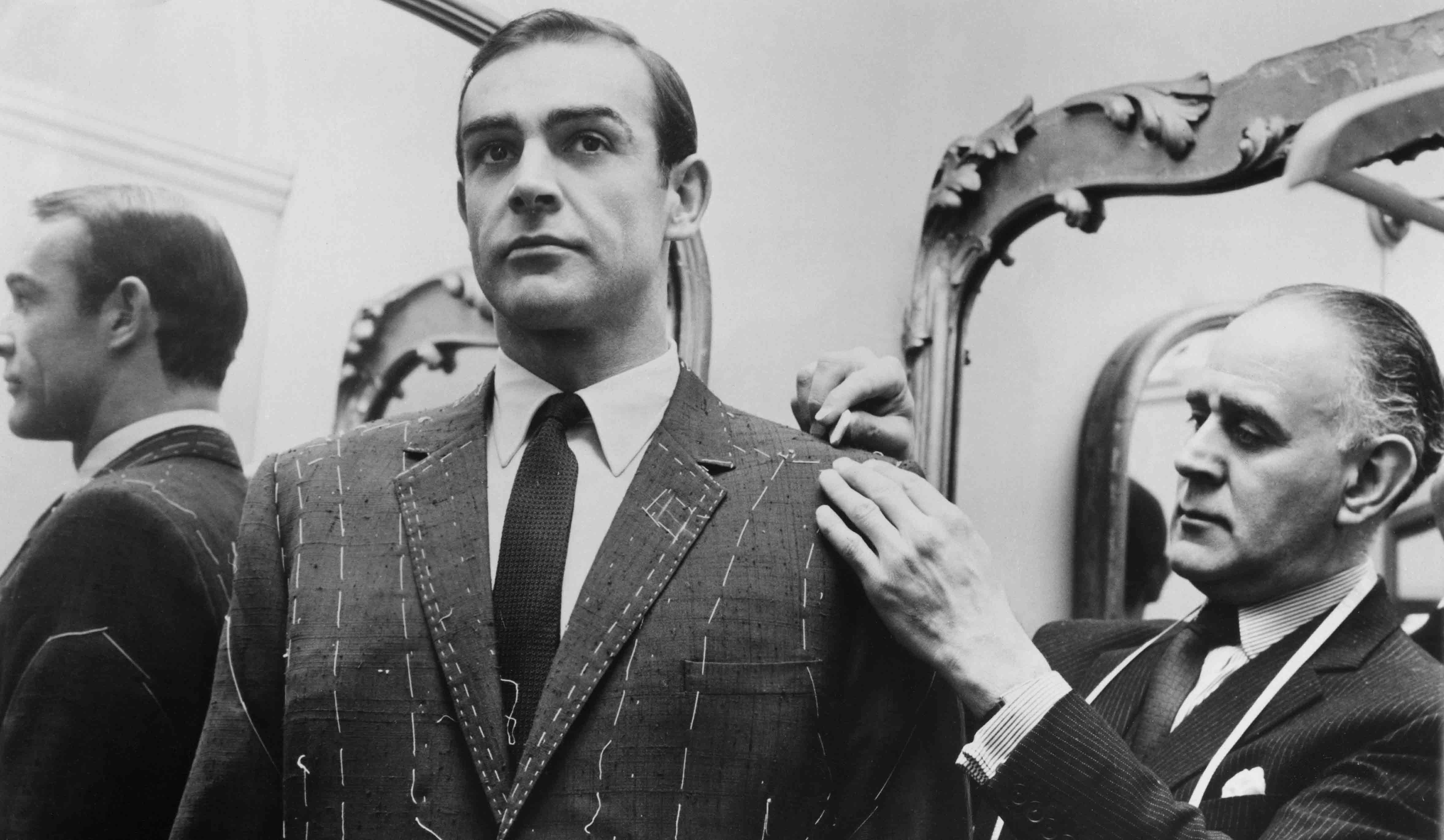 シリーズ第２作目となる『007 ロシアより愛をこめて』用のスーツを仮縫いするショーン・コネリー