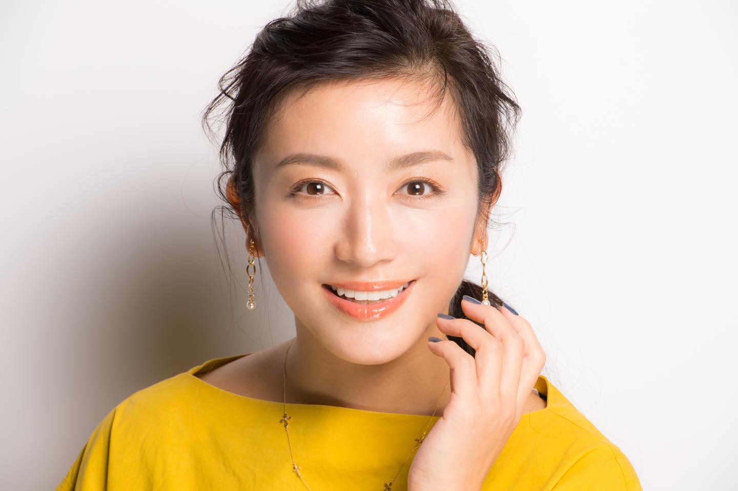 オレンジアイシャドウ×ブラウンマスカラで、ナチュラル&品よく仕上げる