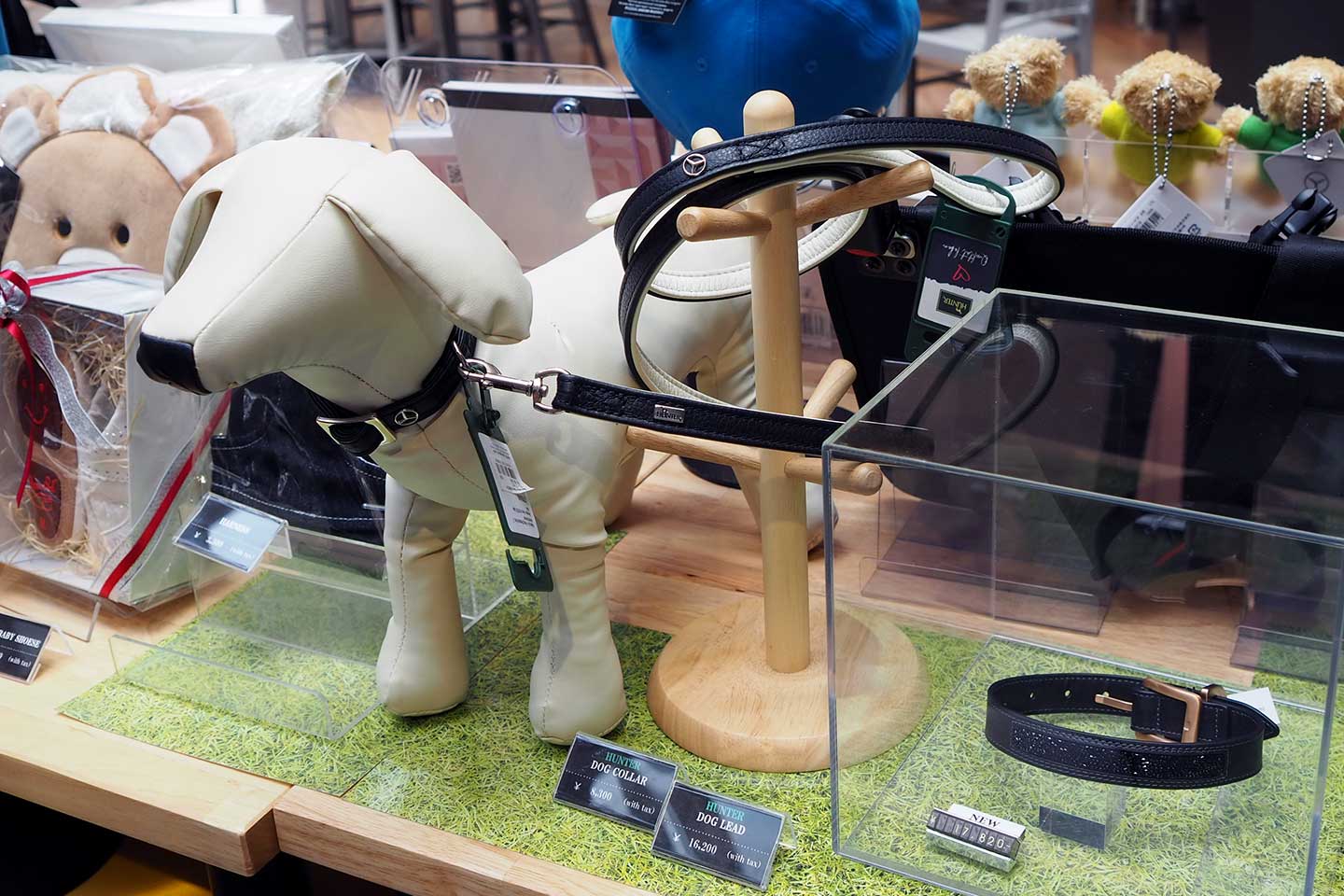 ドッグカラー(首輪)¥8,300・ドッグリード¥16,200・右のスワロフスキーをあしらったドッグカラー¥17,820