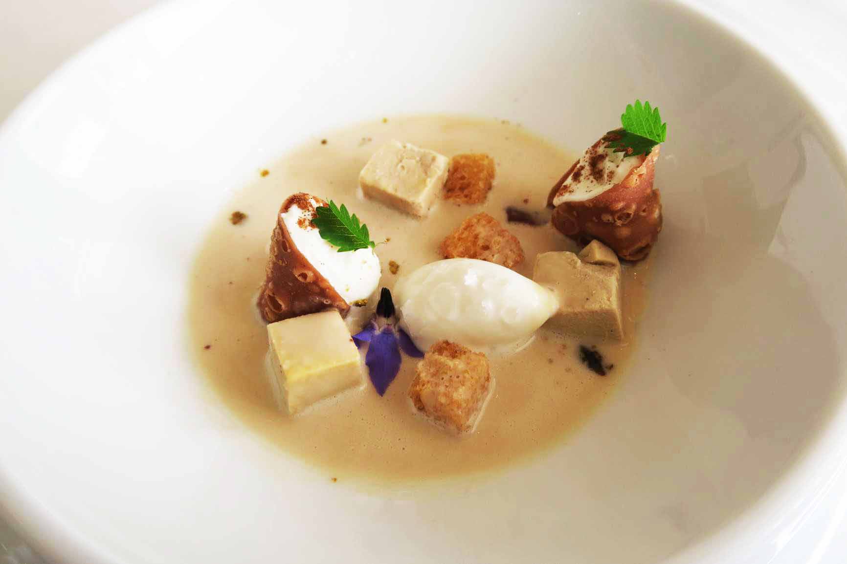 「Zuppa di foie gras,gelato mandorla/フォワグラのズッパとアーモンドのジェラート」。冷たく冷やしたフォワグラのスープにナッツ類の香ばしさがよくあう。