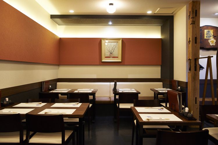 1階と離れはテーブル席で、2階はラウンジ風。誰でも入りやすい店にし、鰻の魅力を幅広い世代に伝える