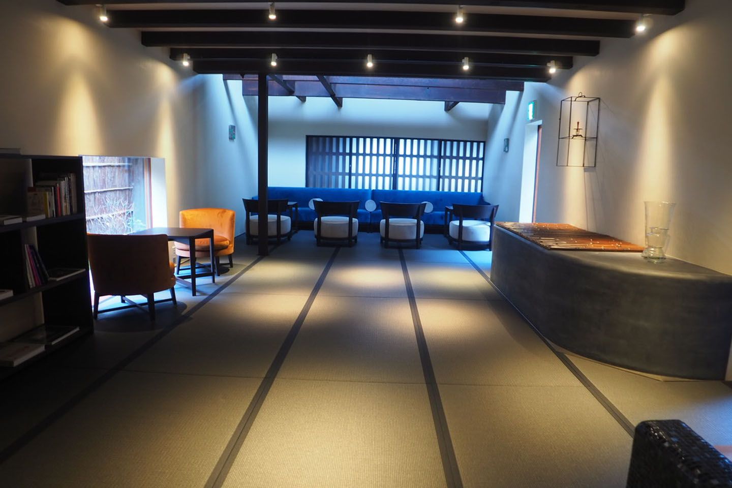 ホテルのロビー。向かって右に見える楕円形のものは、かつて井戸だった名残。
