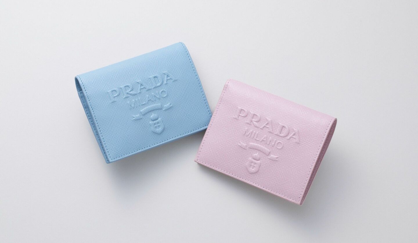 プラダの「サフィアーノ」レザー製新作二つ折り財布