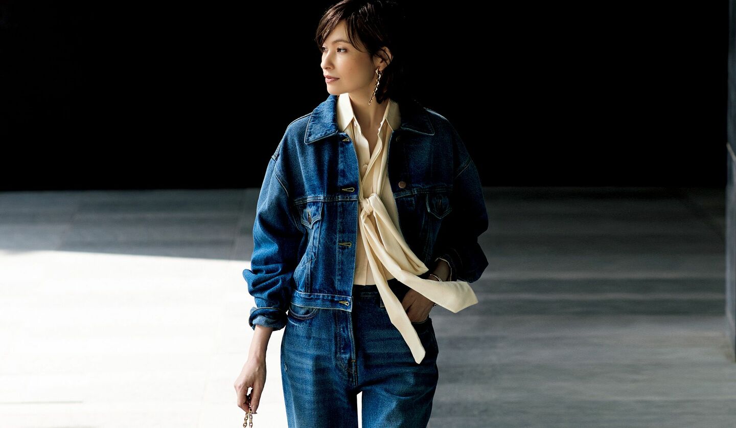 「プラダ」のデニムセットアップを着用したモデルの太田莉菜さん
