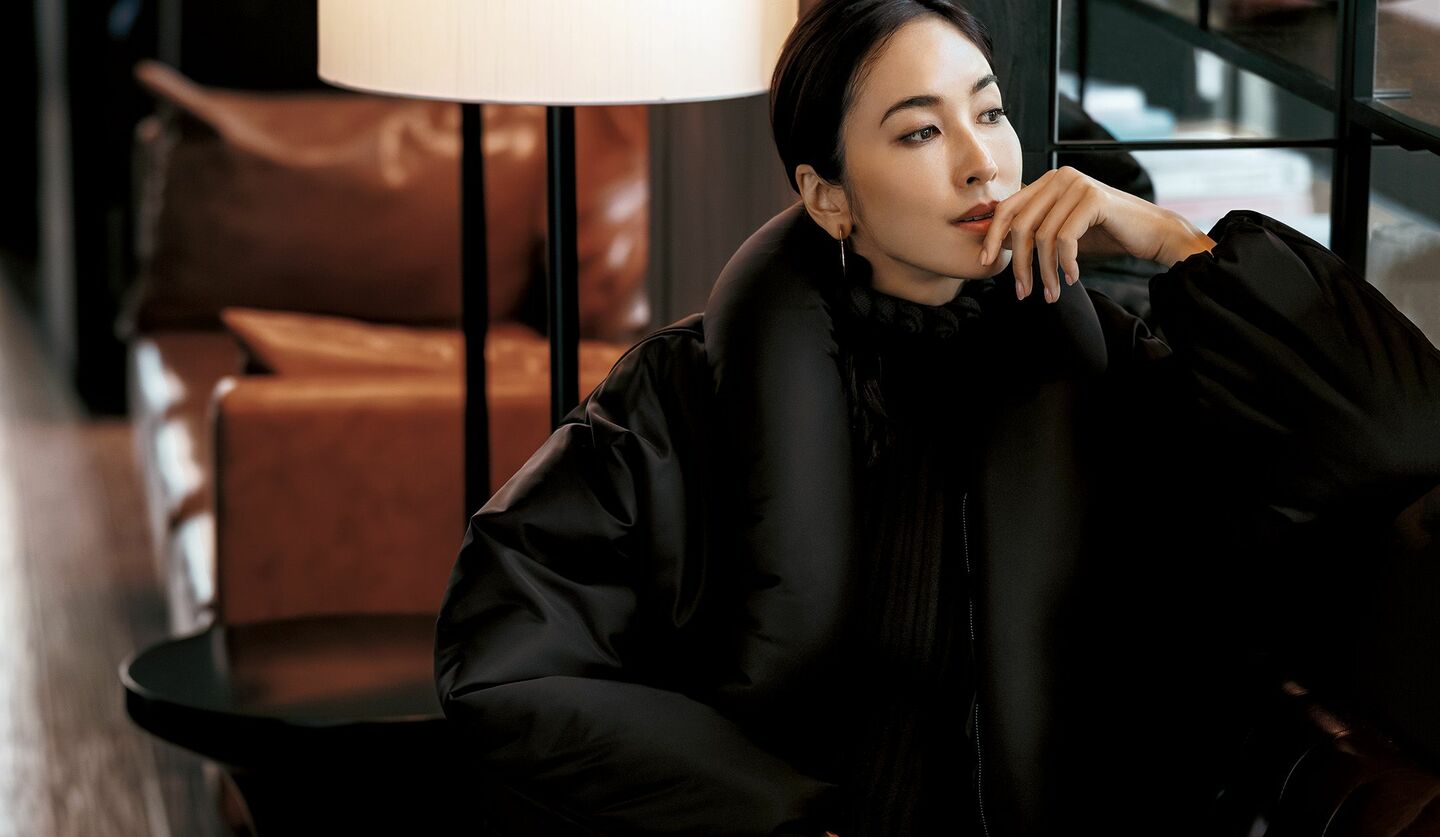 「アライア」のダウンジャケットを着用したモデル