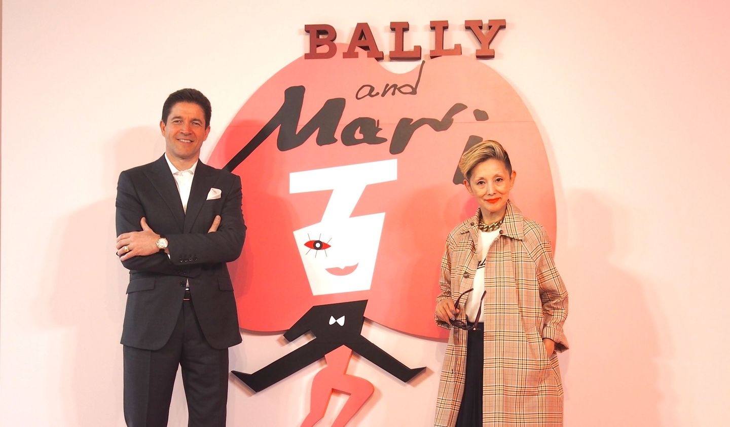 歌手で俳優の夏木マリさんとバリー チーフ エグゼクティブ オフィサーであるフェデリック・ドゥ・ナープさんの「BALLY and Mari」会見時の写真