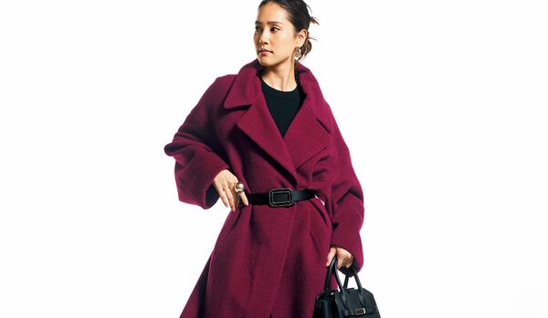 12/11 Thu|旬ムード満点の「マメ クロゴウチ」のカラーのコートは、ベルトマークでスタイルアップも叶えて【365日コーディネート】