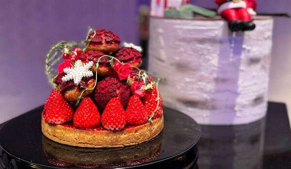 「パレスホテル東京」の2025年クリスマス商品｜“サンタクロースの一休み”をテーマにした新作ケーキや濃厚シュトーレンなど