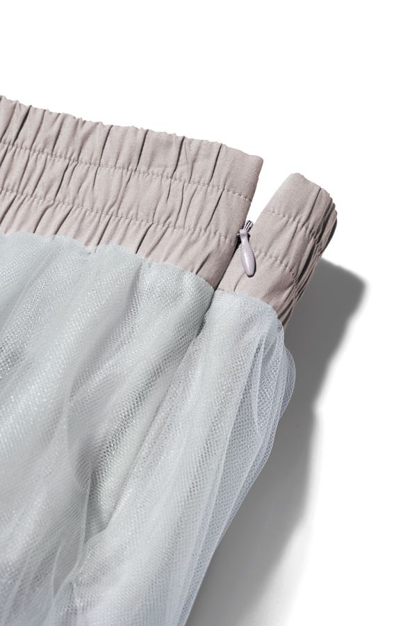 ゴム入りのウエストベルト+横開きファスナー仕様で、快適なフィット感とトップスインしたときの収まりのよさに配慮。