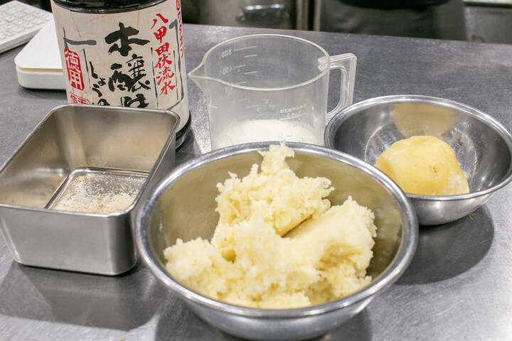 コロッケ7個分の材料。これに、衣に使うパン粉と卵、小麦粉を使います